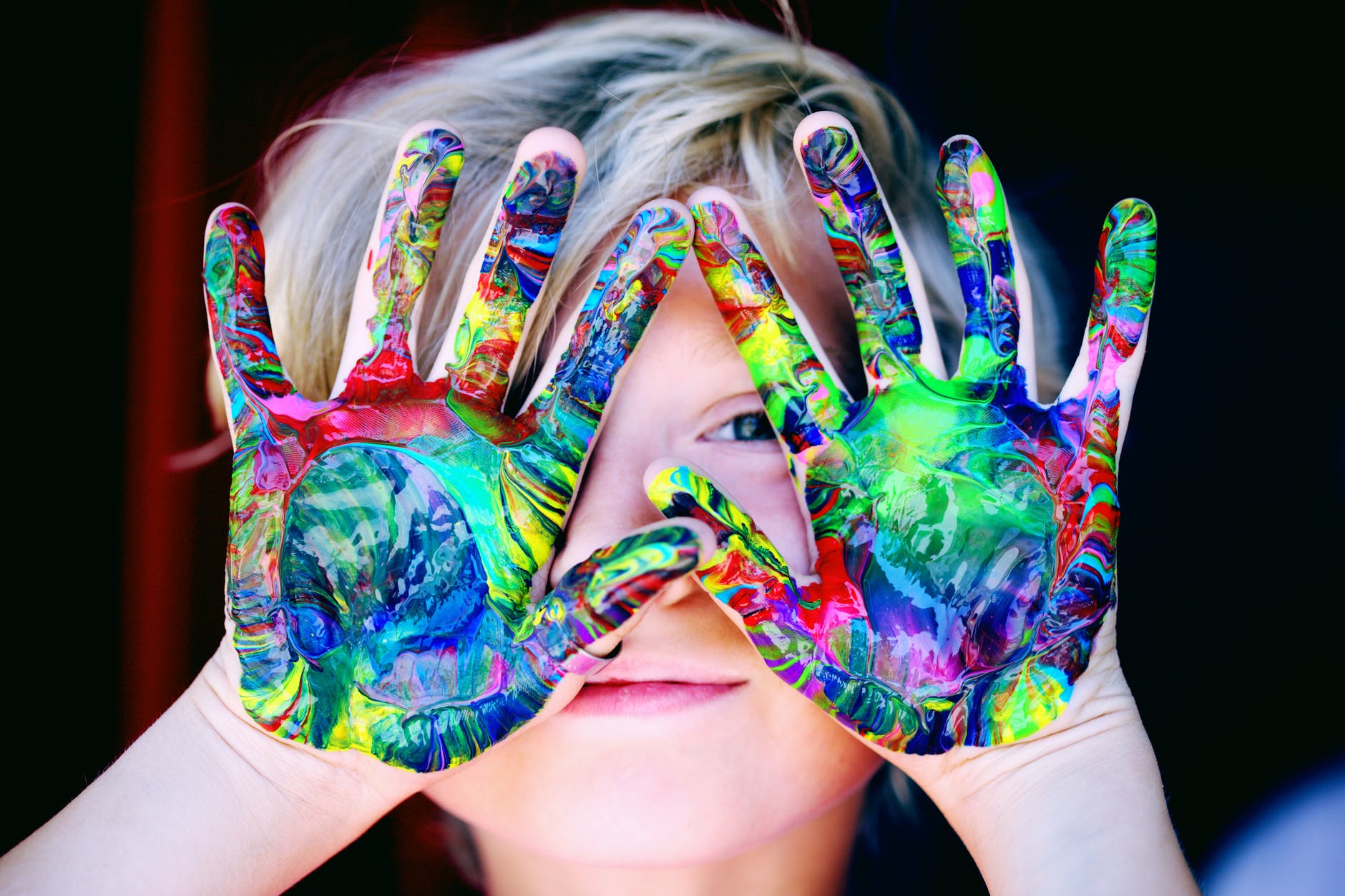 Child woth painted hands
